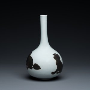 A Chinese copper-red-decorated bottle vase with mythical animals, Kangxi — 照片 4