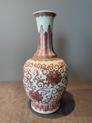 A Chinese copper-red-decorated 'lotus scroll' bottle vase, Qianlong — 照片 1