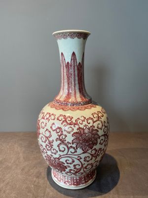 A Chinese copper-red-decorated 'lotus scroll' bottle vase, Qianlong — 照片 2