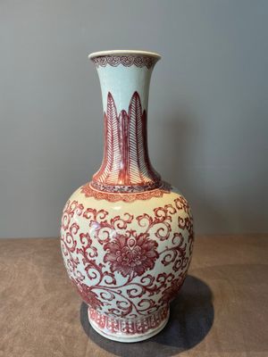 A Chinese copper-red-decorated 'lotus scroll' bottle vase, Qianlong — 照片 3