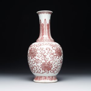 A Chinese copper-red-decorated 'lotus scroll' bottle vase, Qianlong — 照片 1
