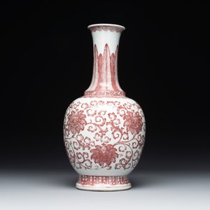 A Chinese copper-red-decorated 'lotus scroll' bottle vase, Qianlong — 照片 2