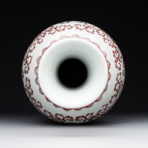 A Chinese copper-red-decorated 'lotus scroll' bottle vase, Qianlong — 照片 3