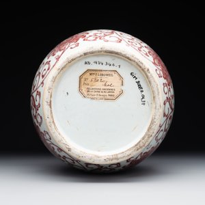 A Chinese copper-red-decorated 'lotus scroll' bottle vase, Qianlong — 照片 4