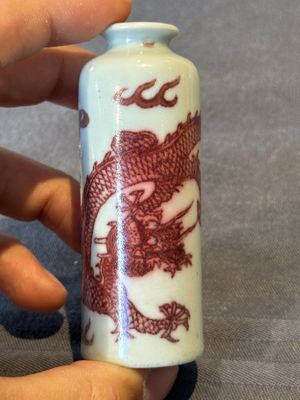 A Chinese copper-red 'dragon' snuff bottle, 18/19th C. — photo 1