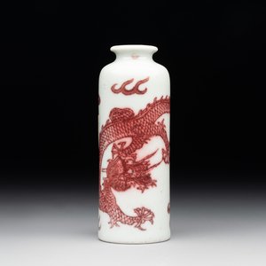 A Chinese copper-red 'dragon' snuff bottle, 18/19th C. — photo 1