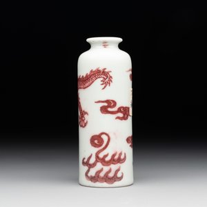 A Chinese copper-red 'dragon' snuff bottle, 18/19th C. — photo 2
