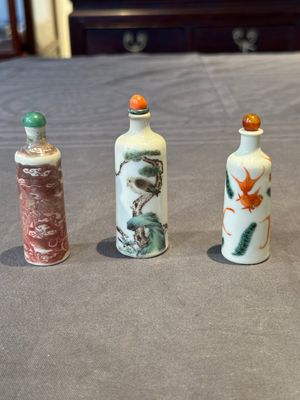 A Chinese copper-red 'dragon' snuff bottle and two famille verte snuff bottles, Gu Yue Xuan 古月軒 and Daoguang mark, 19th C. — photo 1