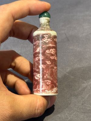 A Chinese copper-red 'dragon' snuff bottle and two famille verte snuff bottles, Gu Yue Xuan 古月軒 and Daoguang mark, 19th C. — photo 12