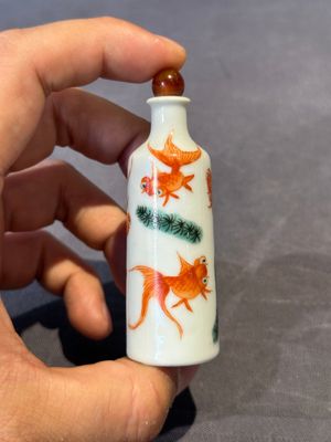 A Chinese copper-red 'dragon' snuff bottle and two famille verte snuff bottles, Gu Yue Xuan 古月軒 and Daoguang mark, 19th C. — photo 3