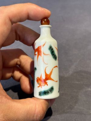 A Chinese copper-red 'dragon' snuff bottle and two famille verte snuff bottles, Gu Yue Xuan 古月軒 and Daoguang mark, 19th C. — photo 5