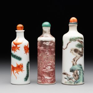 A Chinese copper-red 'dragon' snuff bottle and two famille verte snuff bottles, Gu Yue Xuan 古月軒 and Daoguang mark, 19th C. — photo 1
