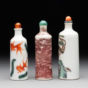 A Chinese copper-red 'dragon' snuff bottle and two famille verte snuff bottles, Gu Yue Xuan 古月軒 and Daoguang mark, 19th C. — photo 2