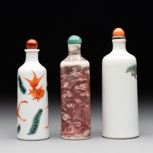 A Chinese copper-red 'dragon' snuff bottle and two famille verte snuff bottles, Gu Yue Xuan 古月軒 and Daoguang mark, 19th C. — photo 3