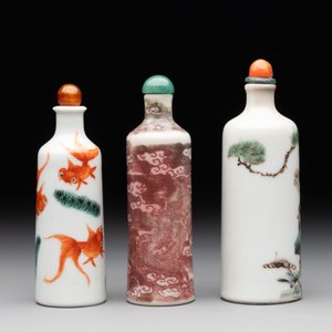 A Chinese copper-red 'dragon' snuff bottle and two famille verte snuff bottles, Gu Yue Xuan 古月軒 and Daoguang mark, 19th C. — photo 4