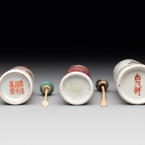 A Chinese copper-red 'dragon' snuff bottle and two famille verte snuff bottles, Gu Yue Xuan 古月軒 and Daoguang mark, 19th C. — photo 6