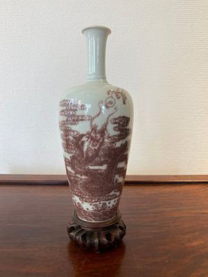 A Chinese copper-red ‘dragon’ vase on wooden stand, Kangxi mark, 19/20th C. — photo 1