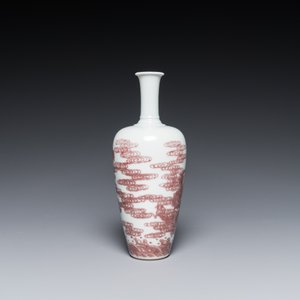 A Chinese copper-red ‘dragon’ vase on wooden stand, Kangxi mark, 19/20th C. — photo 3