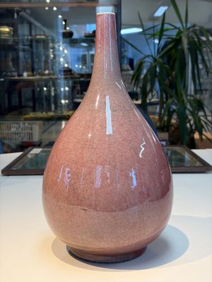 A Chinese copper-red-glazed bottle vase, 18/19th C. — photo 2