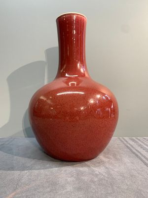 A Chinese copper-red-glazed bottle vase, 19th C. — photo 1