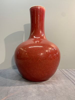 A Chinese copper-red-glazed bottle vase, 19th C. — photo 2