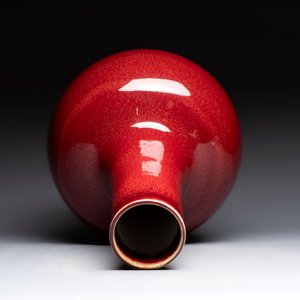 A Chinese copper-red-glazed bottle vase, 19th C. — photo 2