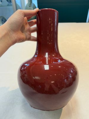A Chinese copper-red-glazed bottle vase, 19th C. — photo 1