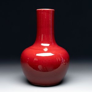 A Chinese copper-red-glazed bottle vase, 19th C. — photo 1