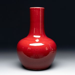 A Chinese copper-red-glazed bottle vase, 19th C. — photo 2