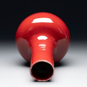 A Chinese copper-red-glazed bottle vase, 19th C. — photo 5