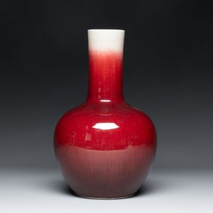 A Chinese copper-red-glazed bottle vase, 20th C. — photo 2