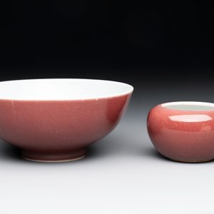 A Chinese copper-red-glazed bowl and brush washer, Xuande mark, 18/19th C. — photo 2