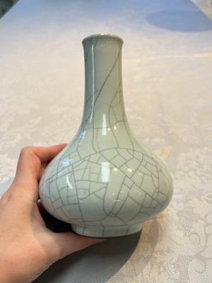 A Chinese copper-red-glazed 'Guanyin Zun' vase and a Ge-type bottle vase, Kangxi and Qianlong mark, 20th C. — foto 1