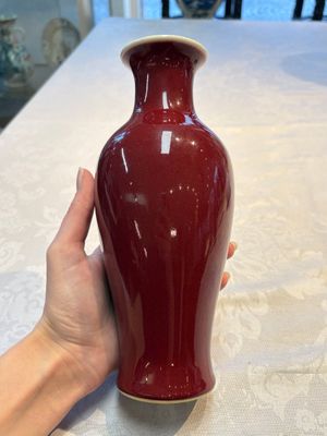 A Chinese copper-red-glazed 'Guanyin Zun' vase and a Ge-type bottle vase, Kangxi and Qianlong mark, 20th C. — foto 11