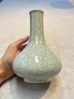 A Chinese copper-red-glazed 'Guanyin Zun' vase and a Ge-type bottle vase, Kangxi and Qianlong mark, 20th C. — foto 2