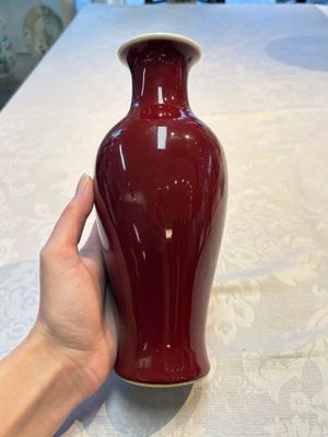 A Chinese copper-red-glazed 'Guanyin Zun' vase and a Ge-type bottle vase, Kangxi and Qianlong mark, 20th C. — foto 8