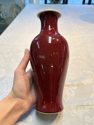A Chinese copper-red-glazed 'Guanyin Zun' vase and a Ge-type bottle vase, Kangxi and Qianlong mark, 20th C. — foto 9