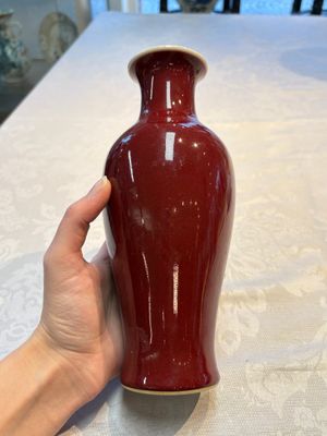 A Chinese copper-red-glazed 'Guanyin Zun' vase and a Ge-type bottle vase, Kangxi and Qianlong mark, 20th C. — foto 10