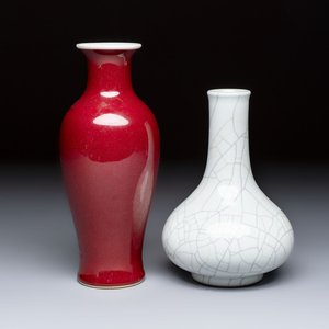 A Chinese copper-red-glazed 'Guanyin Zun' vase and a Ge-type bottle vase, Kangxi and Qianlong mark, 20th C. — foto 1