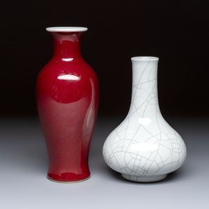 A Chinese copper-red-glazed 'Guanyin Zun' vase and a Ge-type bottle vase, Kangxi and Qianlong mark, 20th C. — foto 2