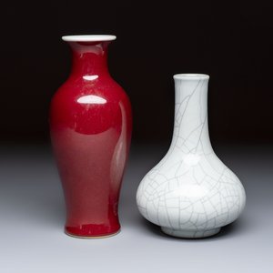 A Chinese copper-red-glazed 'Guanyin Zun' vase and a Ge-type bottle vase, Kangxi and Qianlong mark, 20th C. — foto 3