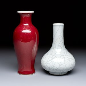 A Chinese copper-red-glazed 'Guanyin Zun' vase and a Ge-type bottle vase, Kangxi and Qianlong mark, 20th C. — foto 4