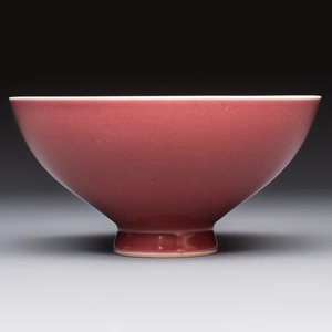 A Chinese copper-red-glazed 'Lianzi' bowl, Qianlong mark and of the period — photo 1