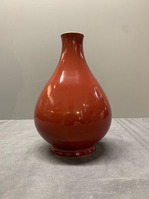 A Chinese copper-red-glazed pear-shaped vase, Yongzheng mark and of the period — photo 4