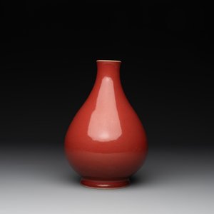 A Chinese copper-red-glazed pear-shaped vase, Yongzheng mark and of the period — photo 3