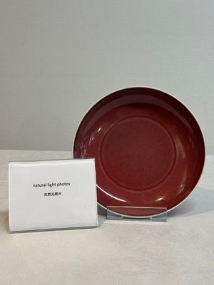 A Chinese copper-red glazed plate, Kangxi mark, 19/20th C. — foto 1