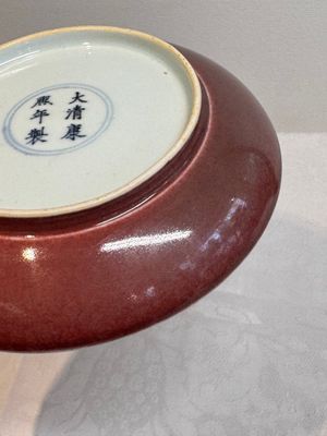 A Chinese copper-red glazed plate, Kangxi mark, 19/20th C. — foto 11