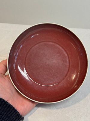 A Chinese copper-red glazed plate, Kangxi mark, 19/20th C. — foto 2