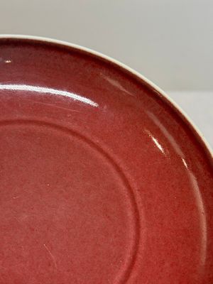 A Chinese copper-red glazed plate, Kangxi mark, 19/20th C. — foto 4