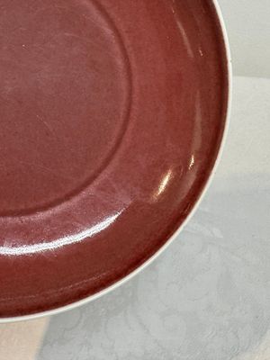 A Chinese copper-red glazed plate, Kangxi mark, 19/20th C. — foto 5
